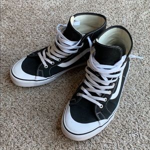 Men’s HighTop Vans! 🤘🏻 Size 9.5